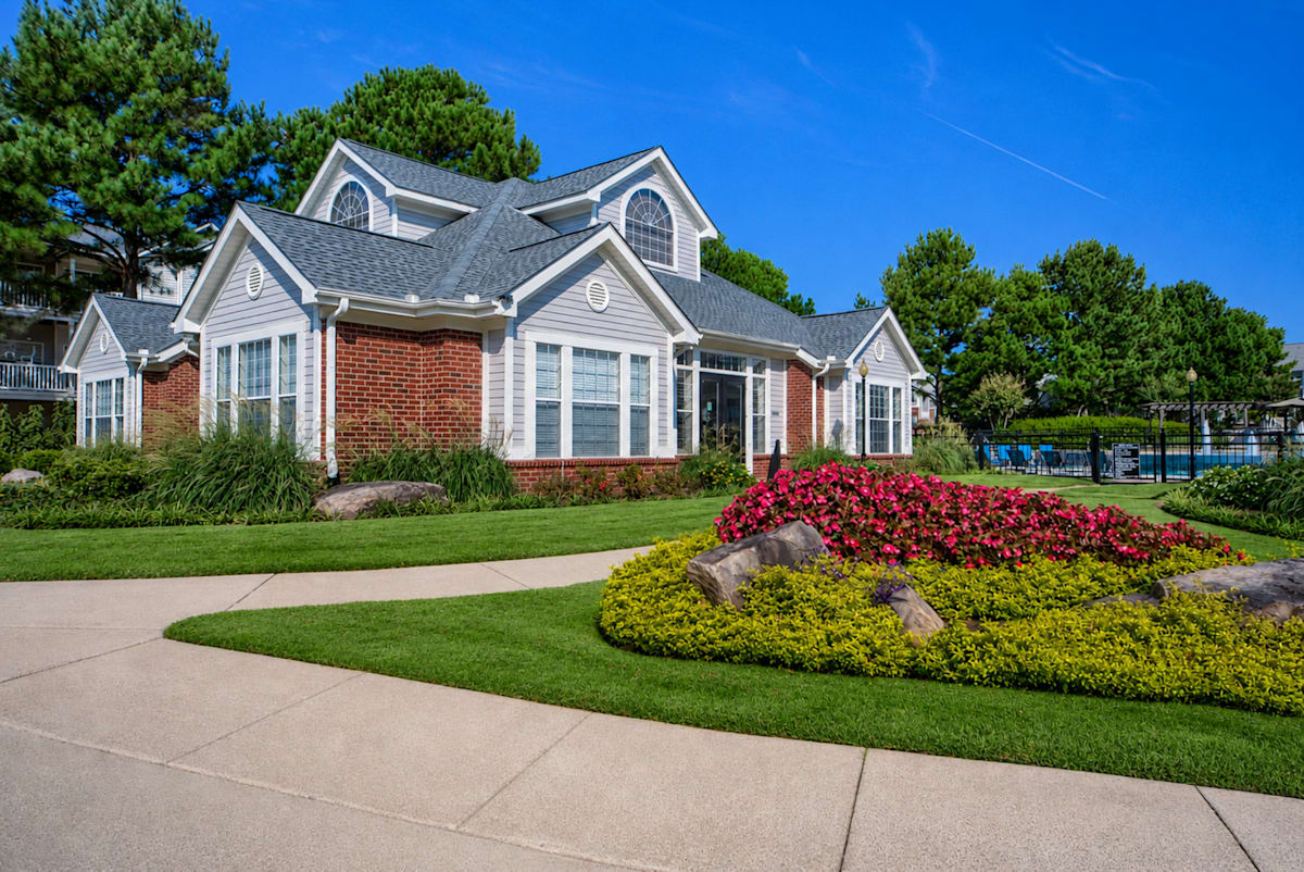 Enclave at Wolfchase exterior building with landscaped lawn and sidewalk - Memphis, TN