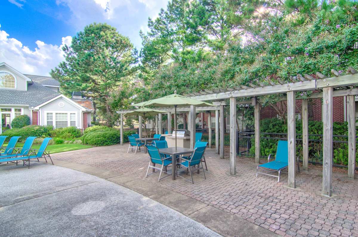 Enclave at Wolfchase courtyard with tables and pergola - Memphis, TN
